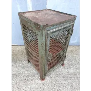 Kilitlenebilir metal dolap