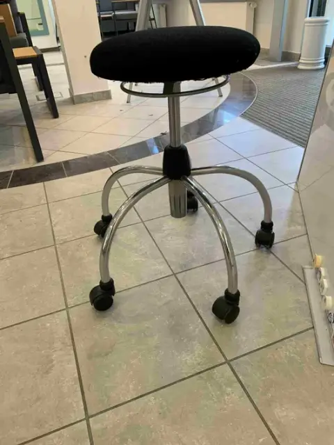 Ergonómikus gurulós hokedli