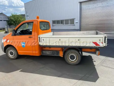 1 辆 Volkswagen Transporter 敞式货箱载货车
