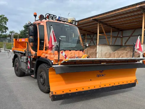 1 辆 Unimog U400 405/12 配 Gmeiner 撒布机和 Epoke 弹簧翻板除雪铲