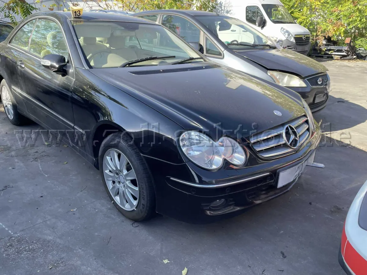 1 辆 Mercedes-Benz CLK 级 (209) 轿跑车