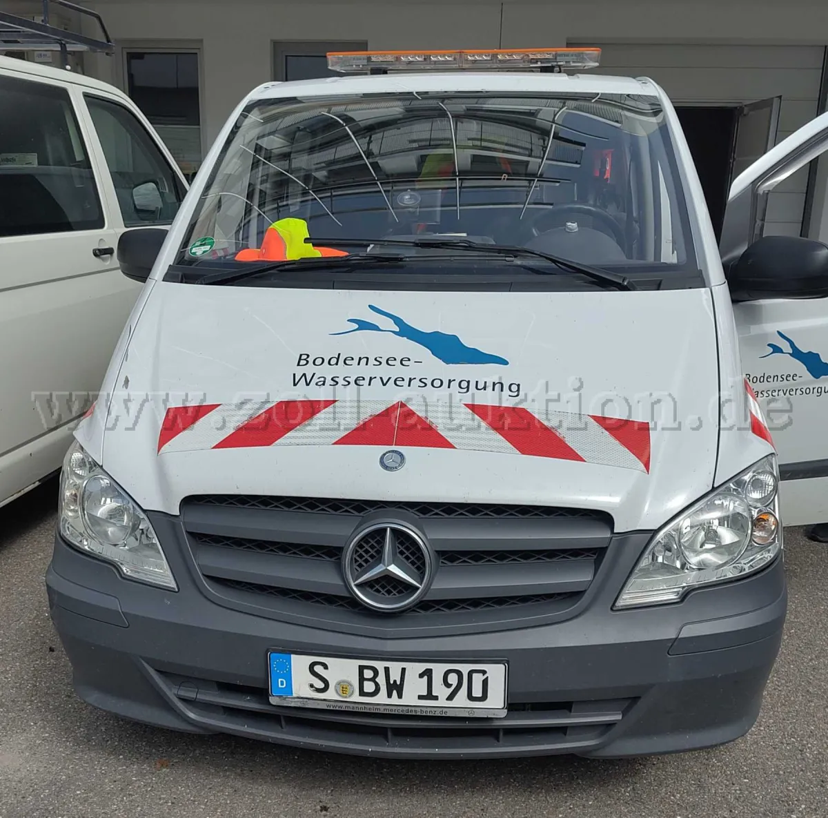 1 辆 Mercedes Benz Vito 113 CDI 四驱厢式车，型号：639/5，故障，事故车