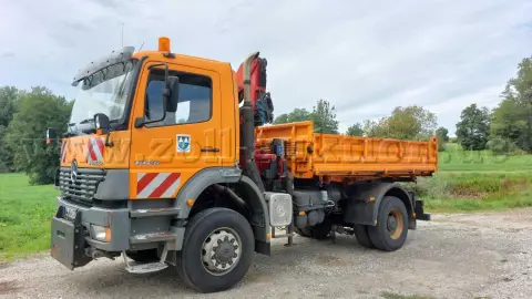 1 camión Daimlerchrysler Atego 1828 volquete de 3 lados con grúa HMF
