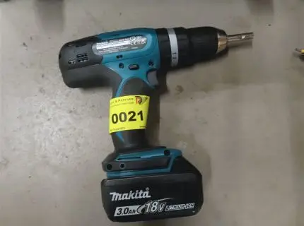 1 akülü vidalama makinesi, marka: Makita, akülü