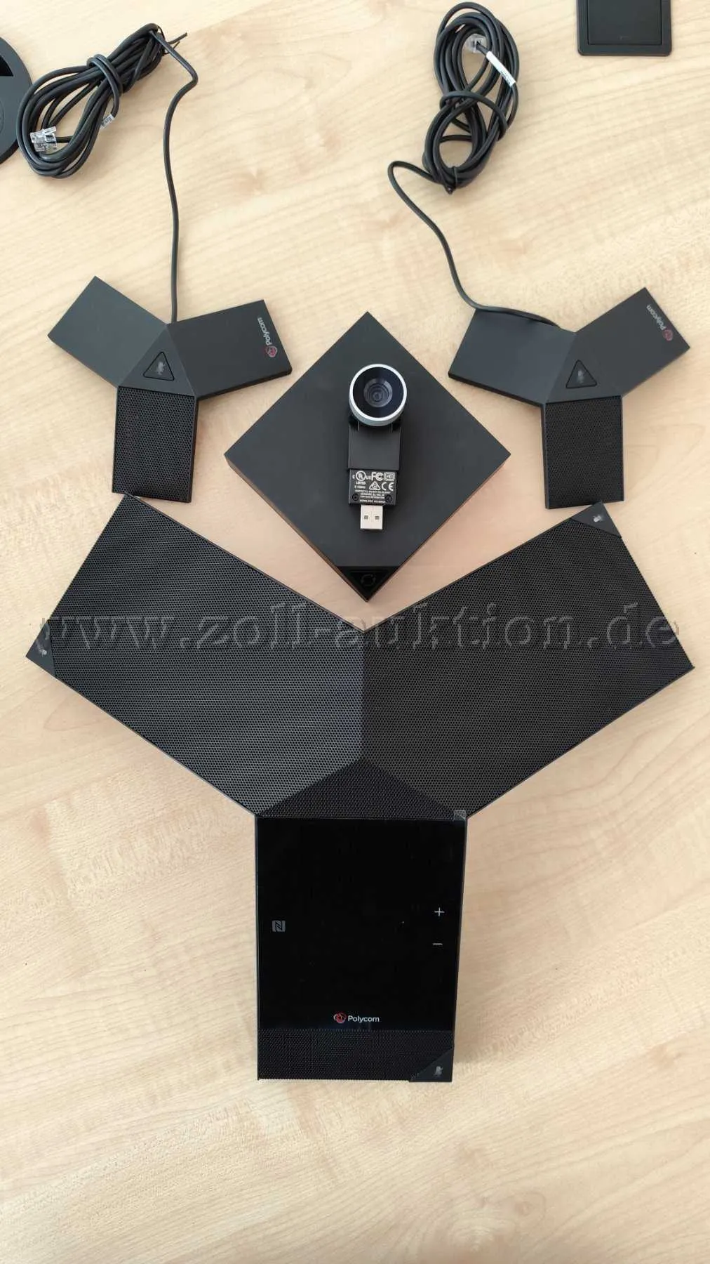 1 台 Polycom RealPresence Trio 8800 视频会议电话