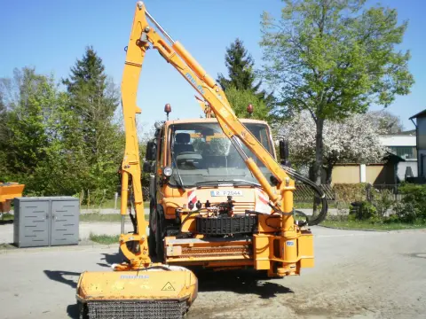 1 U 300, Unimog Daimler-Chrysler con segadora Mulag FME 600 y esparcidor Gmeiner ST