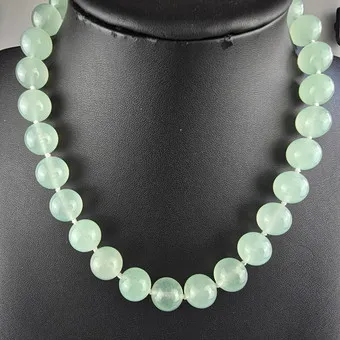 COLLANA IN GIADA — Cina, collana di 29 perle di giada verde chiaro finemente levigate (diam. ca. 14 mm).