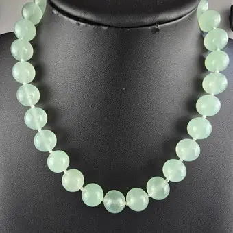 Jade-halskjede - Kina, kjede av 29 fint polerte lysegrønne jadeperler (diam. ca. 14 mm).