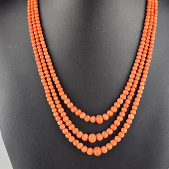 COLLANA DI CORALLO a tre fili con chiusura in argento.