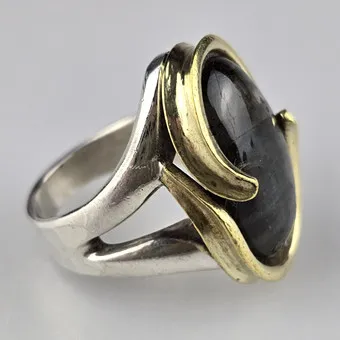 Massivt designring med labradorit – unika, 20./21. årh.