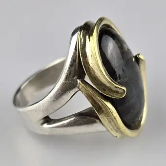 Massiccio anello di design con labradorite – pezzo unico, sec. 20/21
