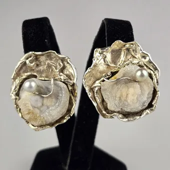 Un paio di orecchini di design con druse di quarzo e perle – argento 925/000.