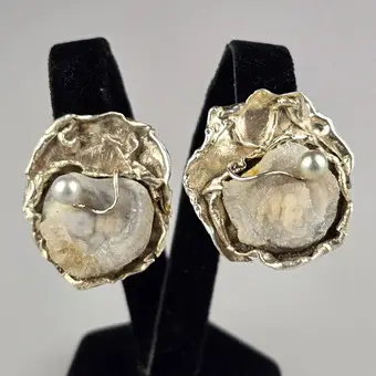 Un paio di orecchini di design con druse di quarzo e perle – argento 925/000.