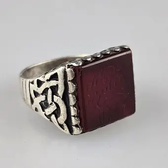 ANELLO SIGILLO – probabilmente Persia, montatura in argento, placca in corniola con calligrafia.