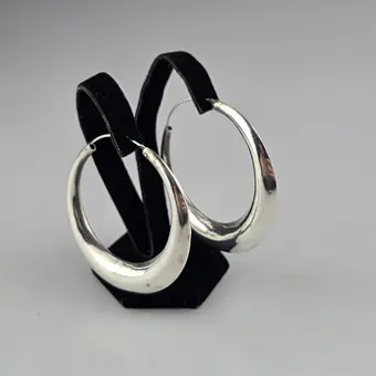 Un paio di grandi orecchini a cerchio — argento 925/000.