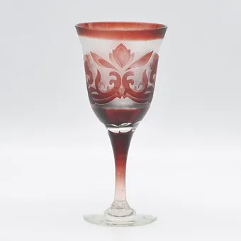 波希米亚高脚杯，套色玻璃，浮雕纹饰装饰，手工切割，约1920年。
