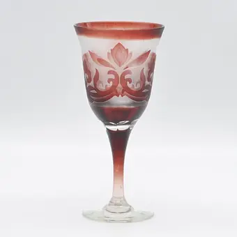 Böhmisk stilkeglas, overfangglas, reliefornamentdekor, håndslebet, omkring 1920.