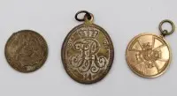 Set di 3 pezzi: medaglia della coppia imperiale, medaglia di reggimento e medaglia commemorativa Hohenzollern, segni del tempo