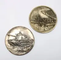2 placche rotonde diverse?, decorazione a rilievo, ciascuna ca. D-11,5 cm