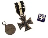 Croce di Ferro di 2ª classe della Seconda guerra mondiale, medaglia commemorativa coloniale e distintivo di membro dell'Aiuto Evangelico Femminile, segni d'usura