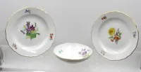 2个蛋糕盘和一个茶碟，Meissen，剑标，"Bunte Blume"装饰，精细花卉绘画和金边，各为1级品，直径18厘米和14厘米