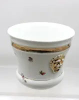 Urtepot omkring 1920, Schierholz, blomsterdekor, løvehoder på begge sider, bunn med gammel sprekk, ca. h 16 cm, diam. 18 cm