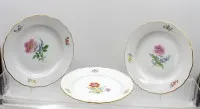 3件蛋糕盘，Meissen，剑标，«Bunte Blume»装饰，精细花卉绘画和金边，各为1级品，直径19.5厘米