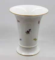 Vază în formă de pâlnie, Meissen, marcă cu săbii încrucișate, decor „Bunte Blume”, flori răspândite și margine aurie, 2 linii de șlefuire, aprox. î-16,5cm