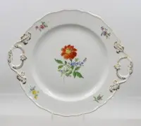 Platou cu mâner, Meissen, marcă săbii încrucișate, decor „Bunte Blume“, pictură fină cu flori și margine aurită, calitatea I, 30 x 25,5 cm