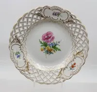 镂空盘，Meissen，剑标，«Bunte Blume» 装饰，精细花卉绘画和金边，2 道磨线，直径 21 厘米
