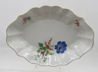 Bol oval, Meissen, marcă săbii încrucișate, decor „Bunte Blume“, pictură fină cu flori și margine aurie, 2 linii de șlefuire, înălțime 5 cm, 26 cm