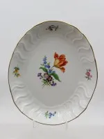椭圆形碗，Meissen，剑标，«Bunte Blume»装饰，精细花卉彩绘和金边，2道磨痕，高3.8厘米 宽23厘米