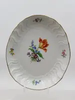 Bol oval, Meissen, marcă săbii încrucișate, decor „Bunte Blume“, pictură fină cu flori și margine aurie, 2 linii de șlefuire, înălțime 3,8 cm, lățime 23 cm