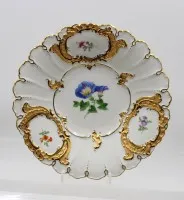 华丽瓷盘，Meissen，剑标，精美花卉彩绘和金色装饰，B型，一等品，约直径24厘米