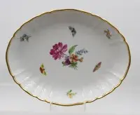 Platou pentru prăjituri, KPM, seria „Rocaille“, pictură cu flori și insecte, 26,5 x 21 cm