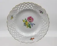镂空盘，Meissen，剑标，«Bunte Blume»装饰，精美花卉彩绘和金边，2道磨线，直径21厘米