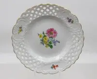 Farfurie ajurata, Meissen, mărci încrucișate, decor „Bunte Blume“, pictură fină cu flori și margine aurie, 2 linii de șlefuire, diam. 21 cm