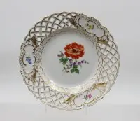Gennembrudt tallerken, Meissen, sværdmærke, dekor «Bunte Blume», fin blomstermaling og guldkant, 1. valg, D-18,5cm