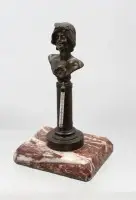 Bust de bronz Art Nouveau al unei tinere femei, coloană cu termometru integrată, soclu din marmură roșiatică, probabil după design Johann VIERTHALER (1869-1957), aprox. H-18 cm