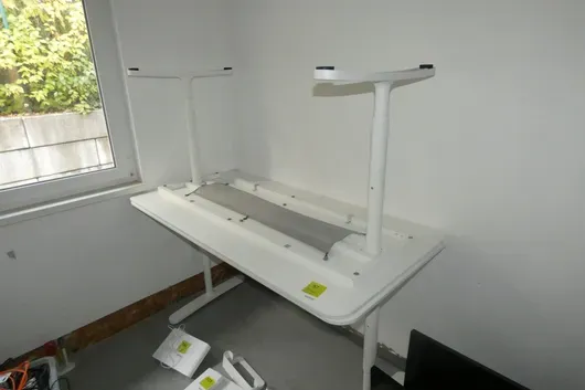2 skriveborde, uden indhold