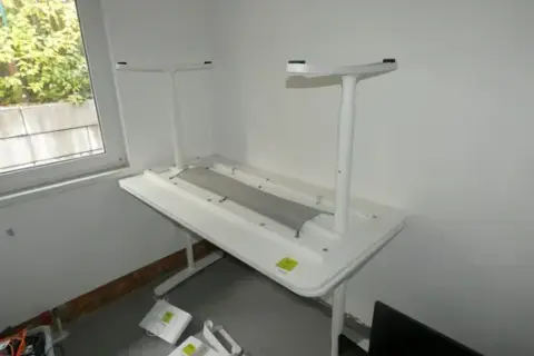 2 íróasztal, tartalom nélkül