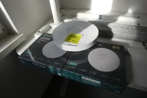 3x TP-Link Access Point