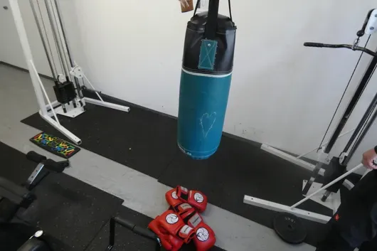 Saco de boxeo con soporte y accesorios