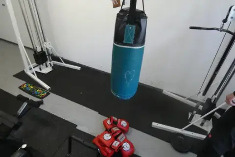Saco de boxeo con soporte y accesorios