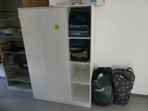 Schrank, mit Inhalt