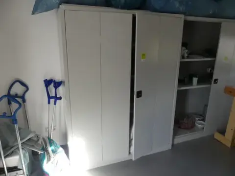 Schrank, mit Inhalt