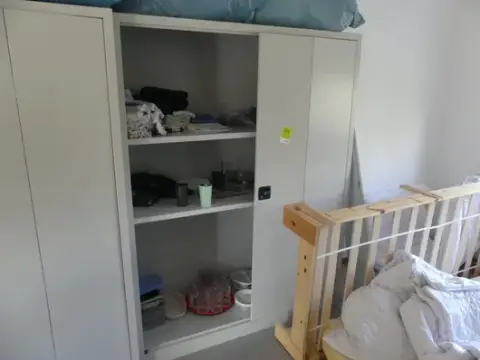 Schrank, mit Inhalt