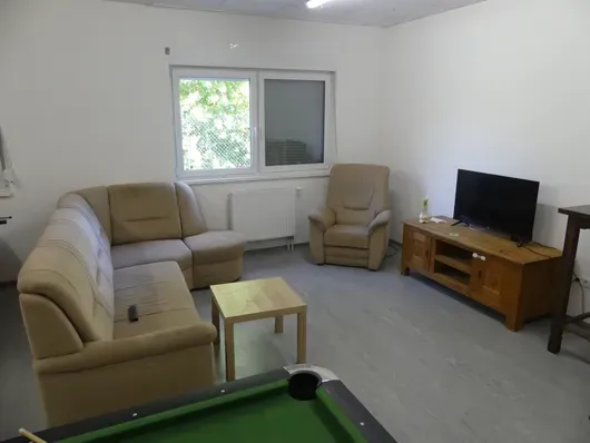 Sittegruppe med sofa, lenestol og lavt skap