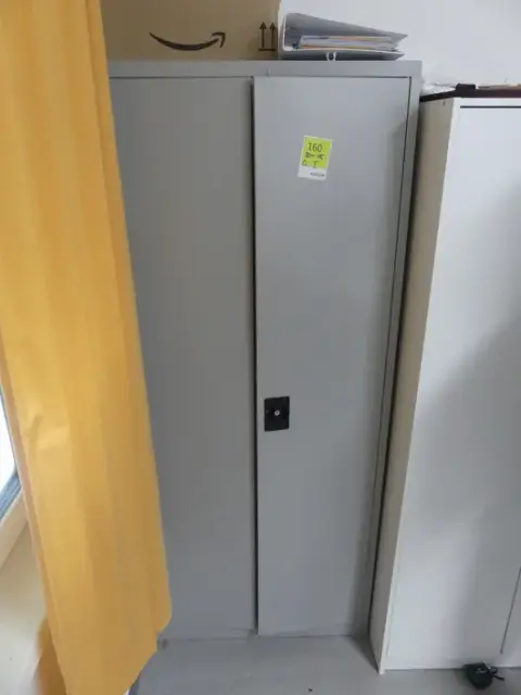 Fémszekrény, tartalom nélkül