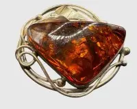 Sølvbrosche med rav, ca. 4x3 cm, 10,36 g